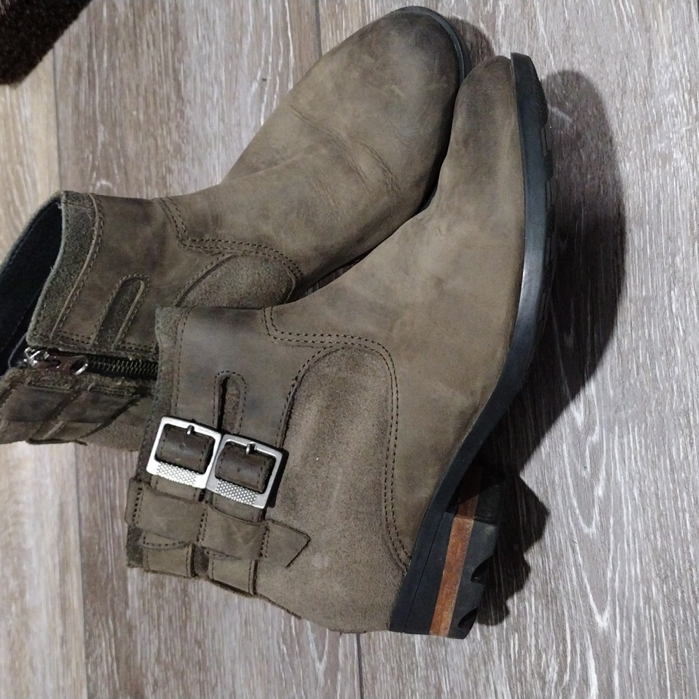 Sorel womens green suede zip ankle boots. Size 8